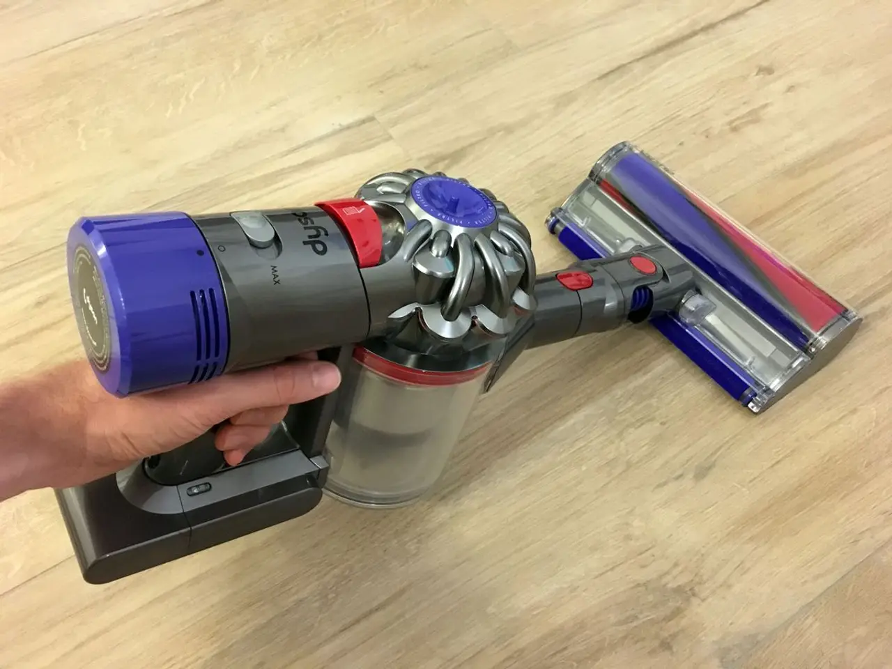 Dyson V8 Test: Starke Saugkraft im Kampf gegen Katzenhaare