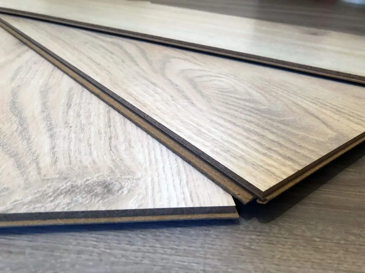 Ein warmer Korkfußboden in Holzoptik